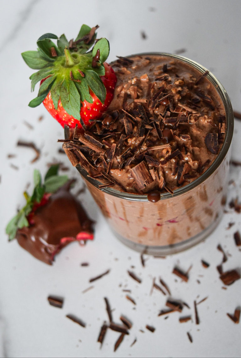 chocolate covered strawberry overnight oats